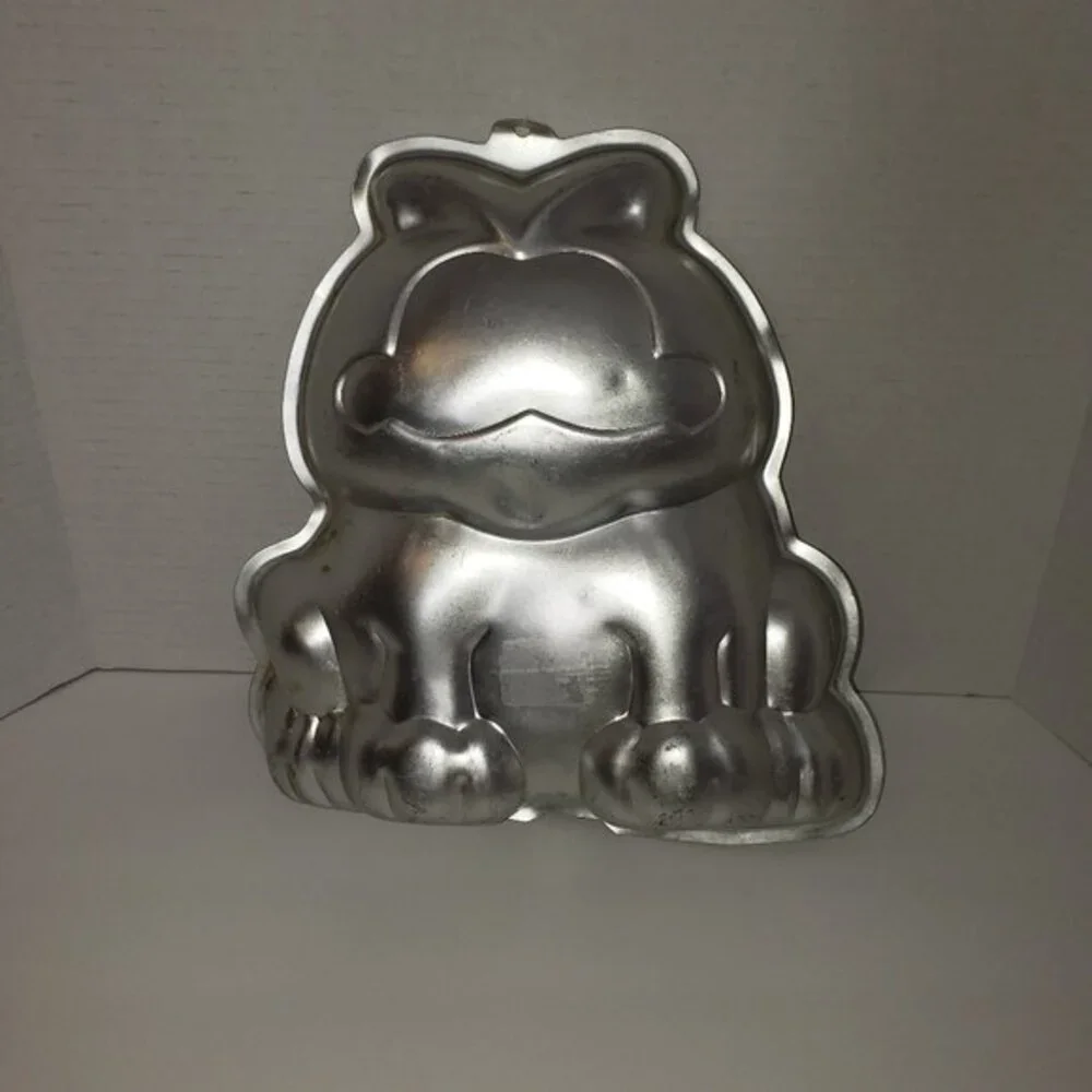 Wilton garfield cake